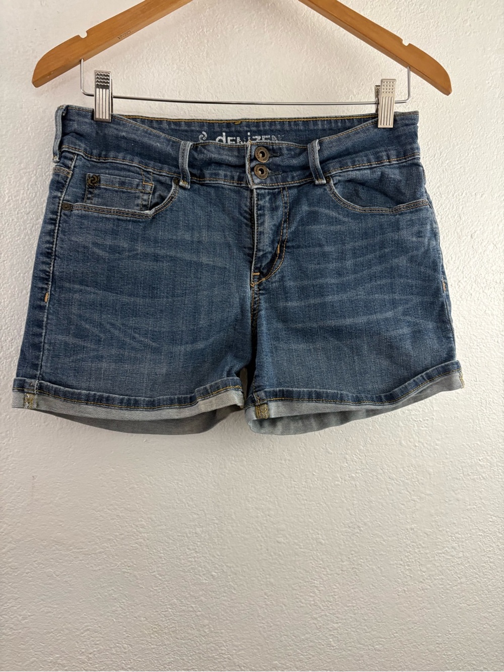 Denizen from Levi's cuffed denim jean shorts with a double-button closure size 8
